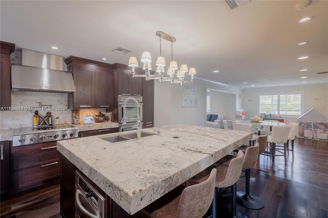 En Renta: $12,250 (4 camas, 3 baños, 2458 Pies cuadrados)