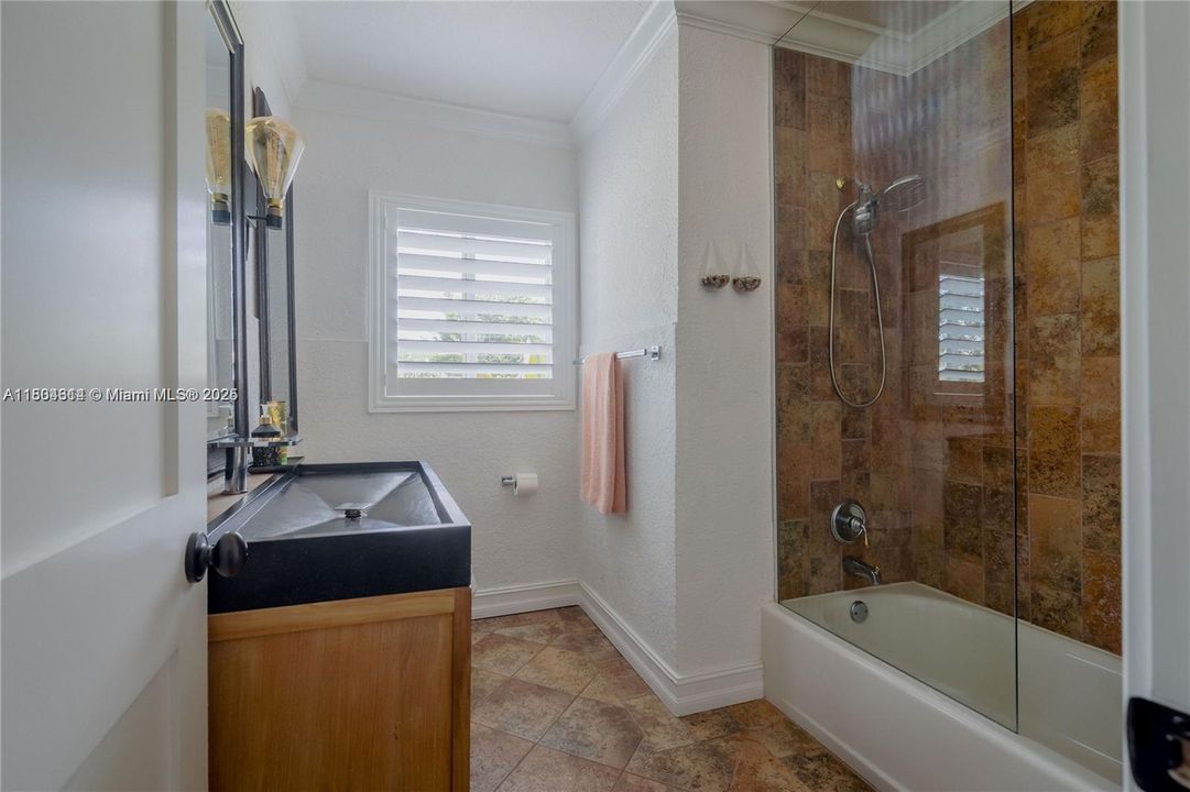 En Renta: $12,250 (4 camas, 3 baños, 2458 Pies cuadrados)