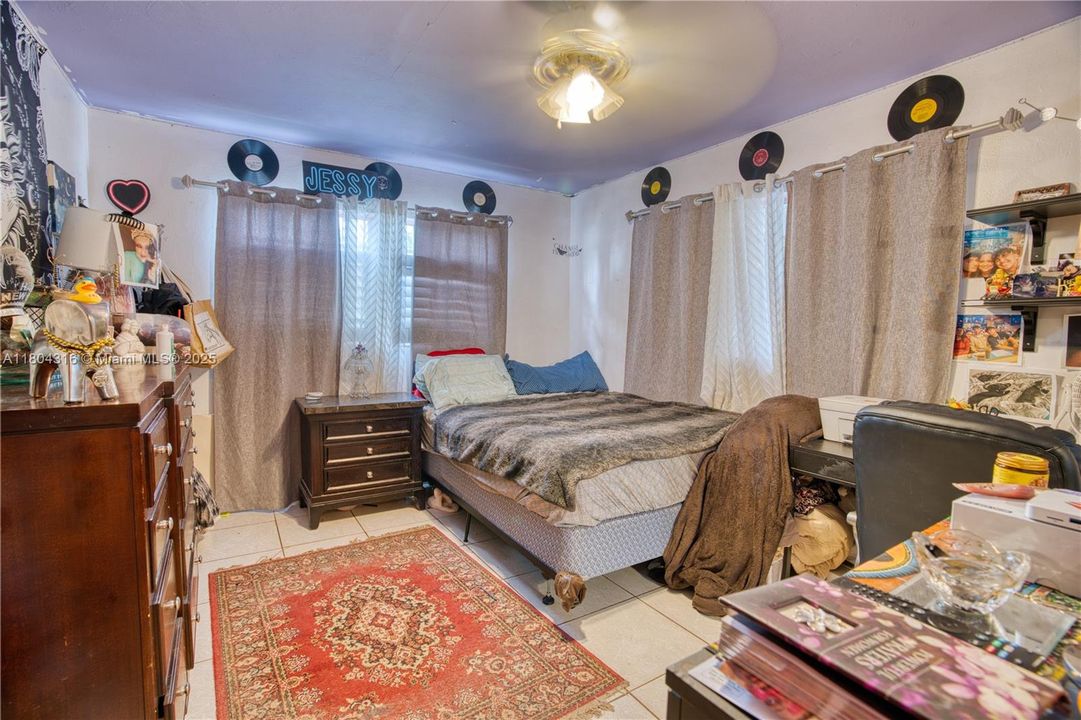 Недавно продано: $649,000 (4 спален, 2 ванн, 1828 Квадратных фут)