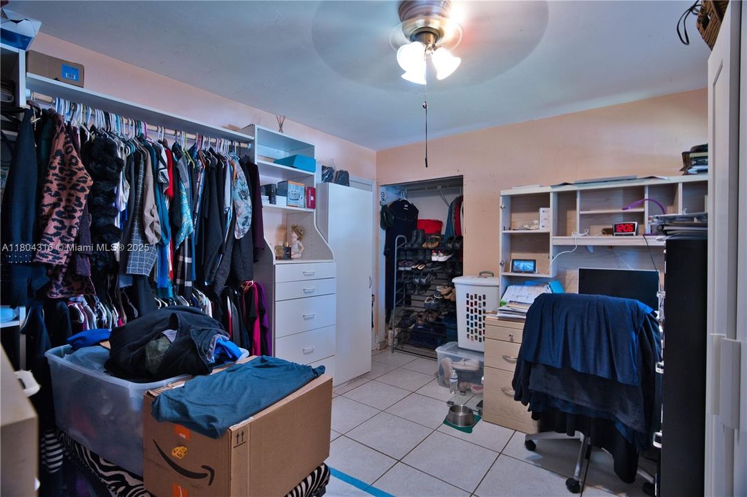 Недавно продано: $649,000 (4 спален, 2 ванн, 1828 Квадратных фут)