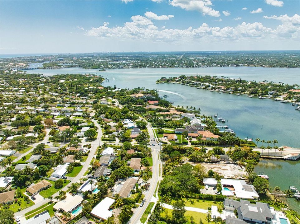 Недавно продано: $649,000 (4 спален, 2 ванн, 1828 Квадратных фут)