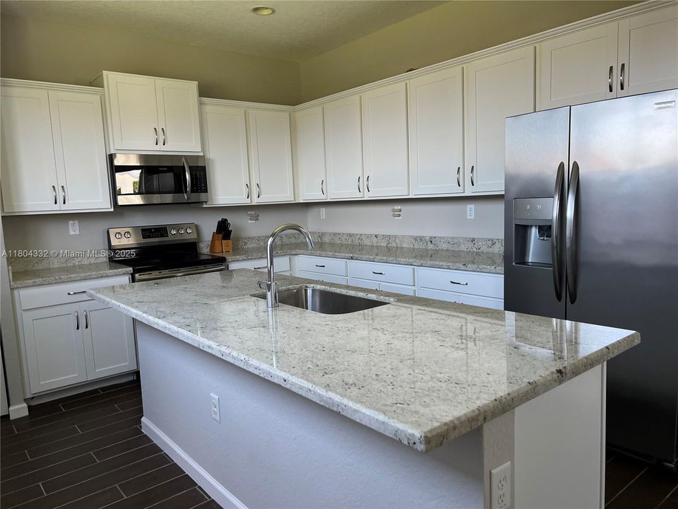 最近售出: $619,000 (4 贝兹, 3 浴室, 2204 平方英尺)