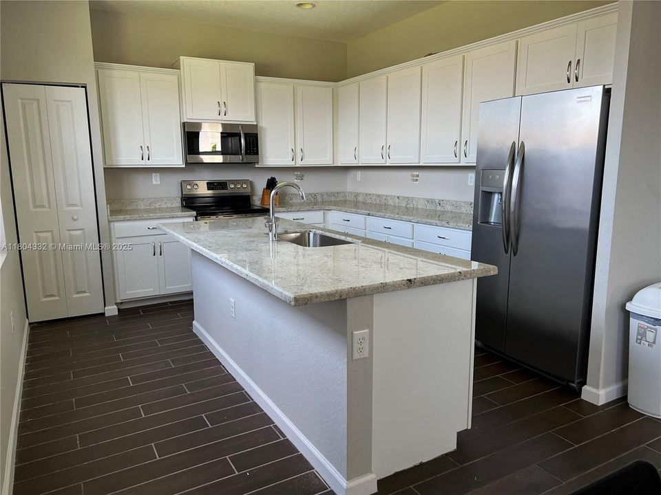 最近售出: $619,000 (4 贝兹, 3 浴室, 2204 平方英尺)