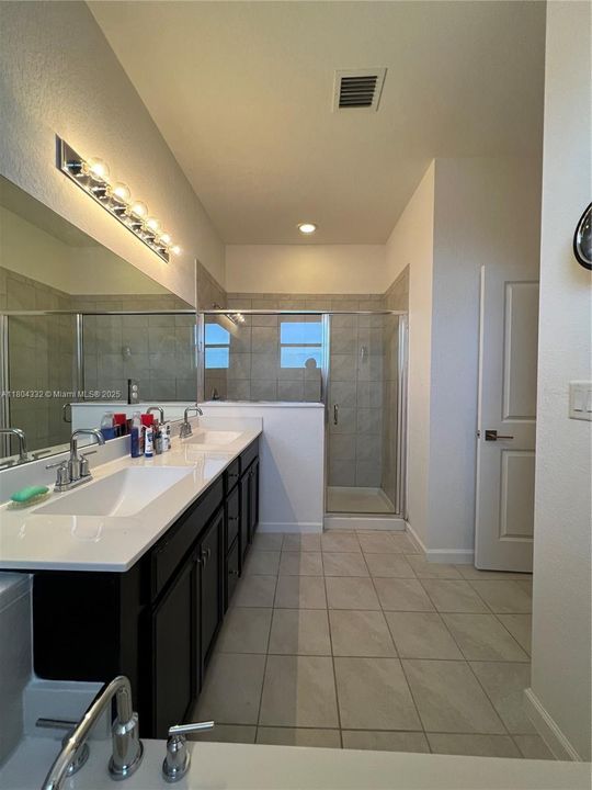 最近售出: $619,000 (4 贝兹, 3 浴室, 2204 平方英尺)