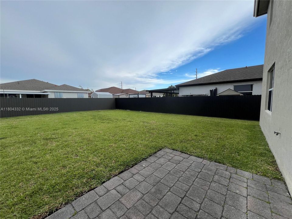 最近售出: $619,000 (4 贝兹, 3 浴室, 2204 平方英尺)