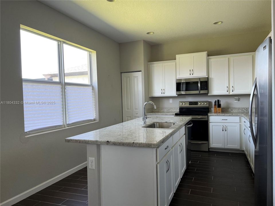 最近售出: $619,000 (4 贝兹, 3 浴室, 2204 平方英尺)