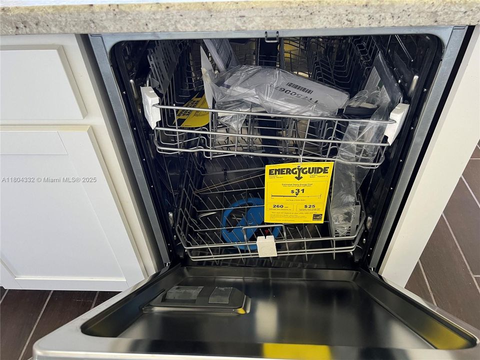 最近售出: $619,000 (4 贝兹, 3 浴室, 2204 平方英尺)