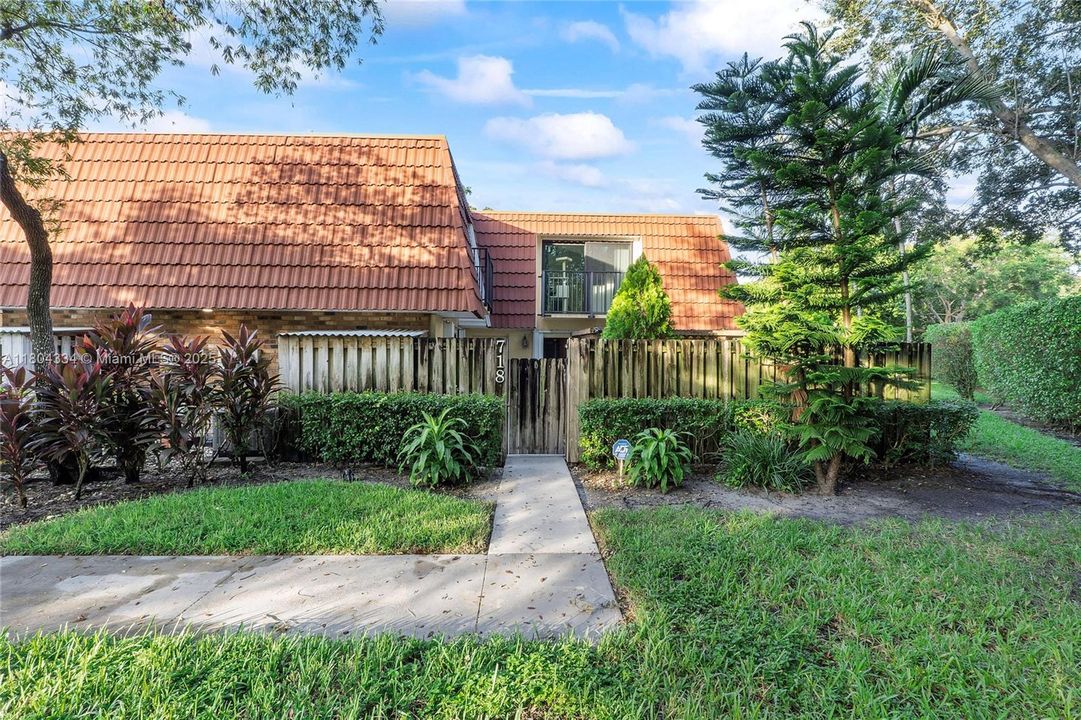 Active With Contract: $370,000 (2 beds, 2 baths, 1372 Square Feet)