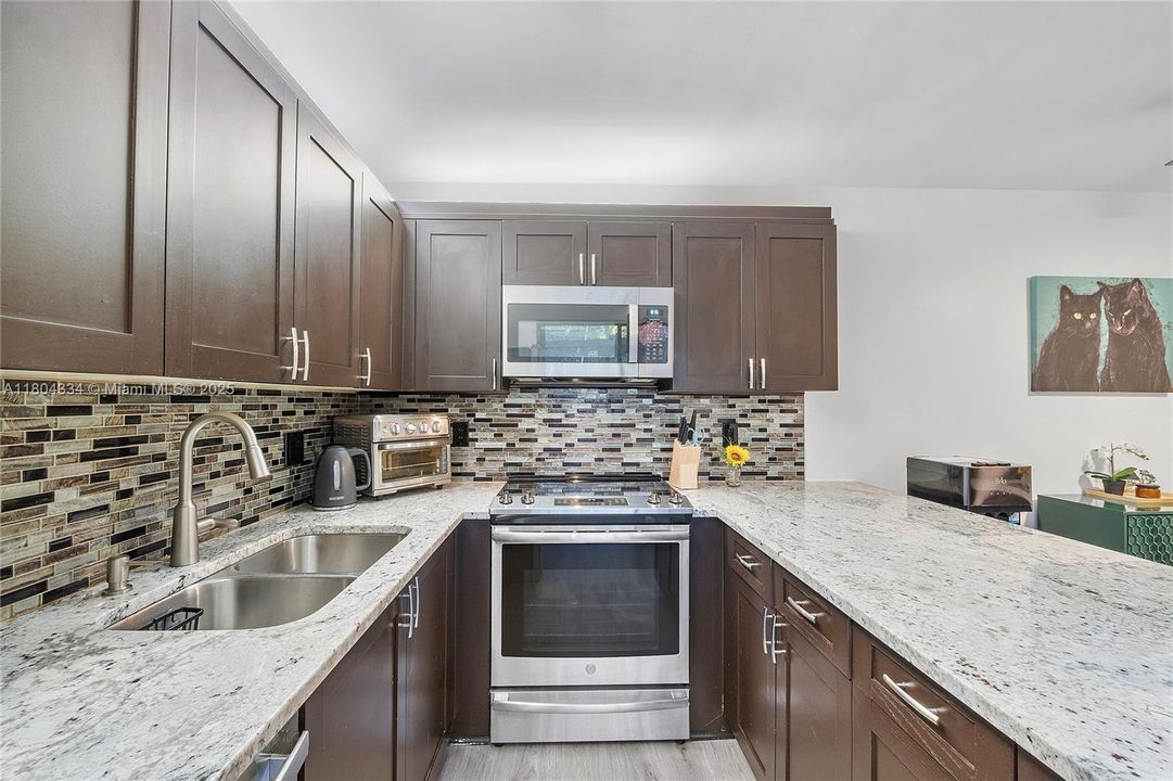 Active With Contract: $370,000 (2 beds, 2 baths, 1372 Square Feet)