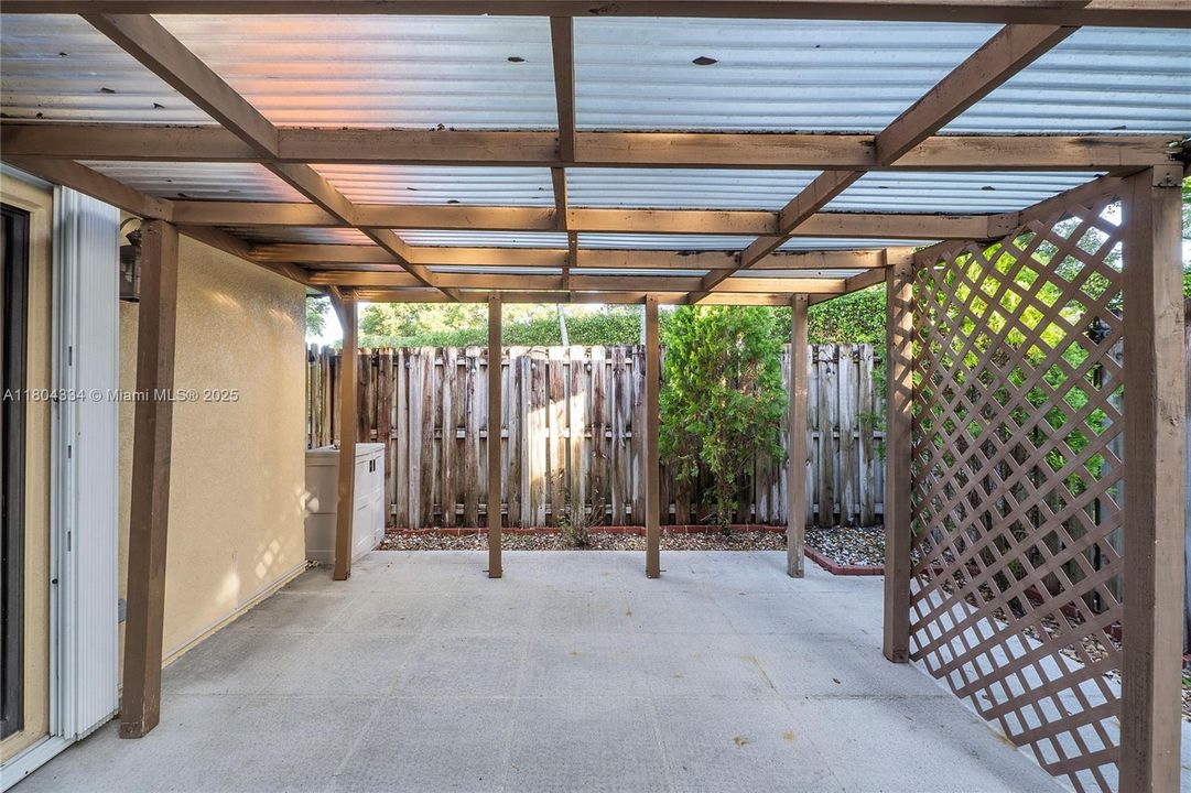 Active With Contract: $370,000 (2 beds, 2 baths, 1372 Square Feet)