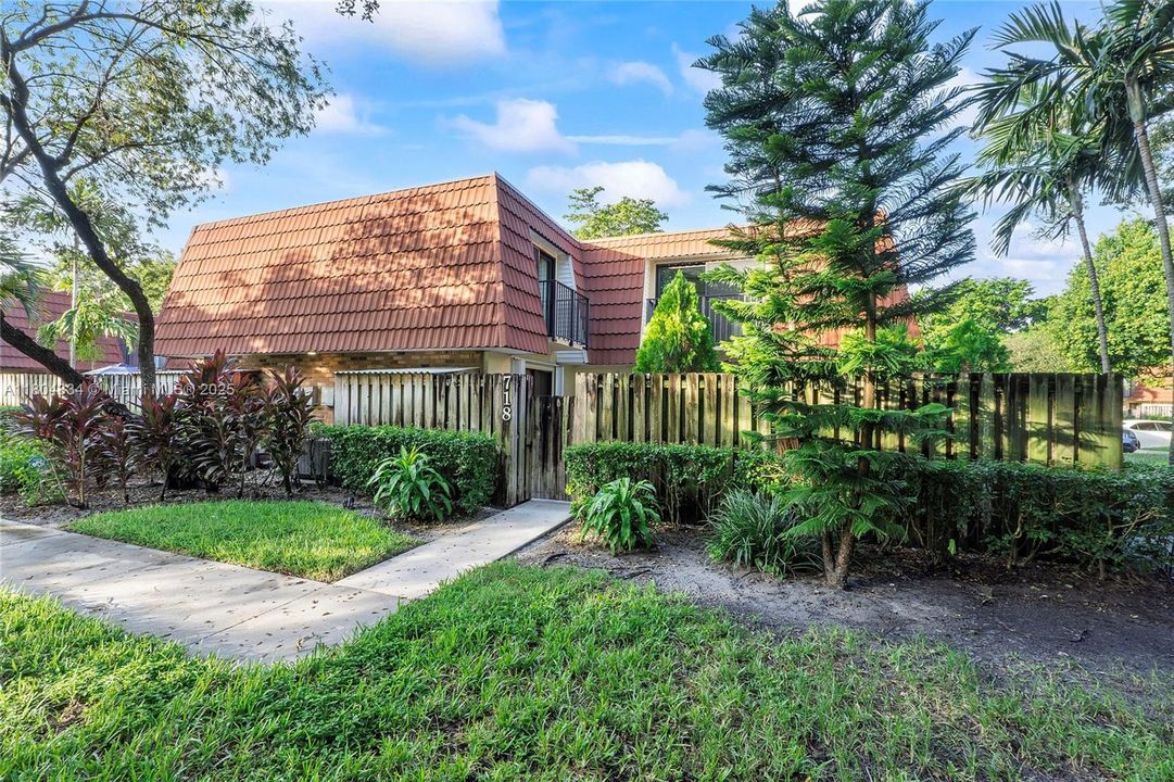 Active With Contract: $370,000 (2 beds, 2 baths, 1372 Square Feet)