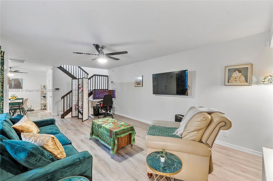 Active With Contract: $370,000 (2 beds, 2 baths, 1372 Square Feet)