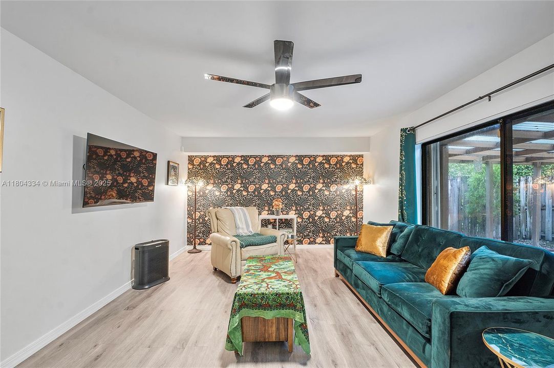 Active With Contract: $370,000 (2 beds, 2 baths, 1372 Square Feet)