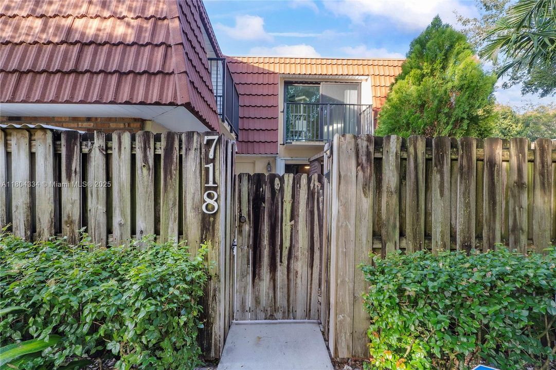 Active With Contract: $370,000 (2 beds, 2 baths, 1372 Square Feet)