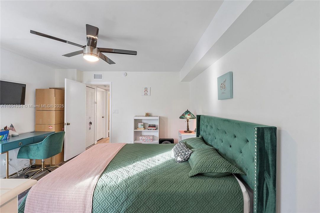 Active With Contract: $370,000 (2 beds, 2 baths, 1372 Square Feet)