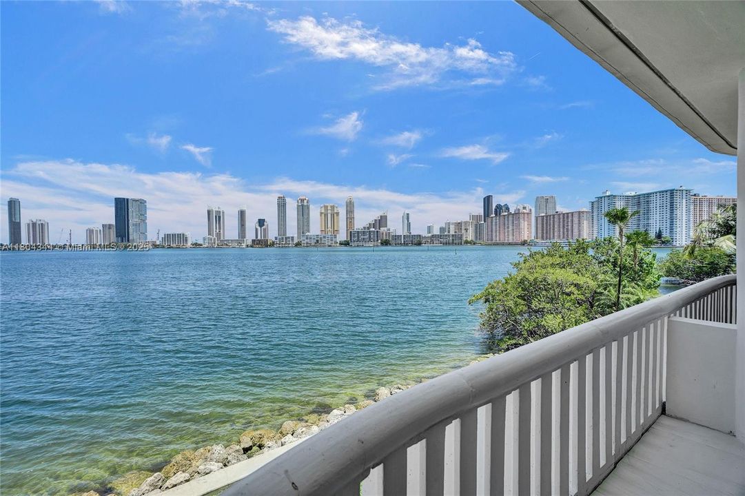 Recently Sold: $1,799,000 (3 beds, 3 baths, 2718 Square Feet)