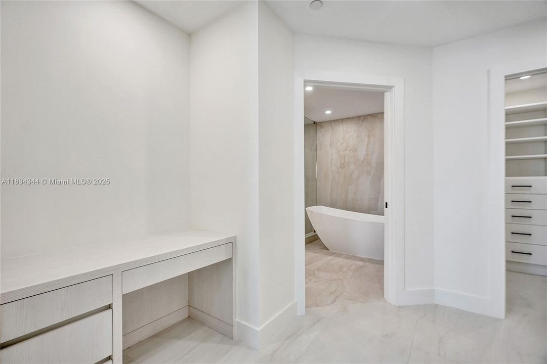 Recently Sold: $1,799,000 (3 beds, 3 baths, 2718 Square Feet)