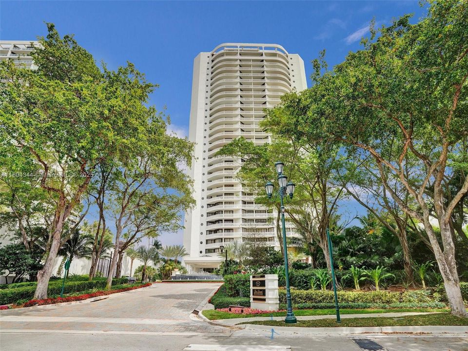 Recently Sold: $1,799,000 (3 beds, 3 baths, 2718 Square Feet)