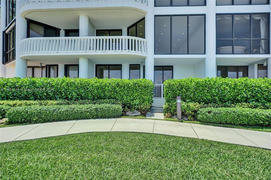 Recently Sold: $1,799,000 (3 beds, 3 baths, 2718 Square Feet)