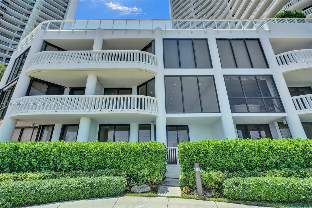 Recently Sold: $1,799,000 (3 beds, 3 baths, 2718 Square Feet)