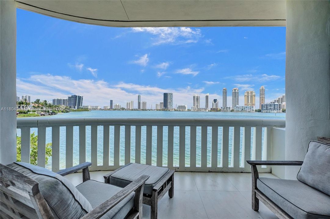 Recently Sold: $1,799,000 (3 beds, 3 baths, 2718 Square Feet)