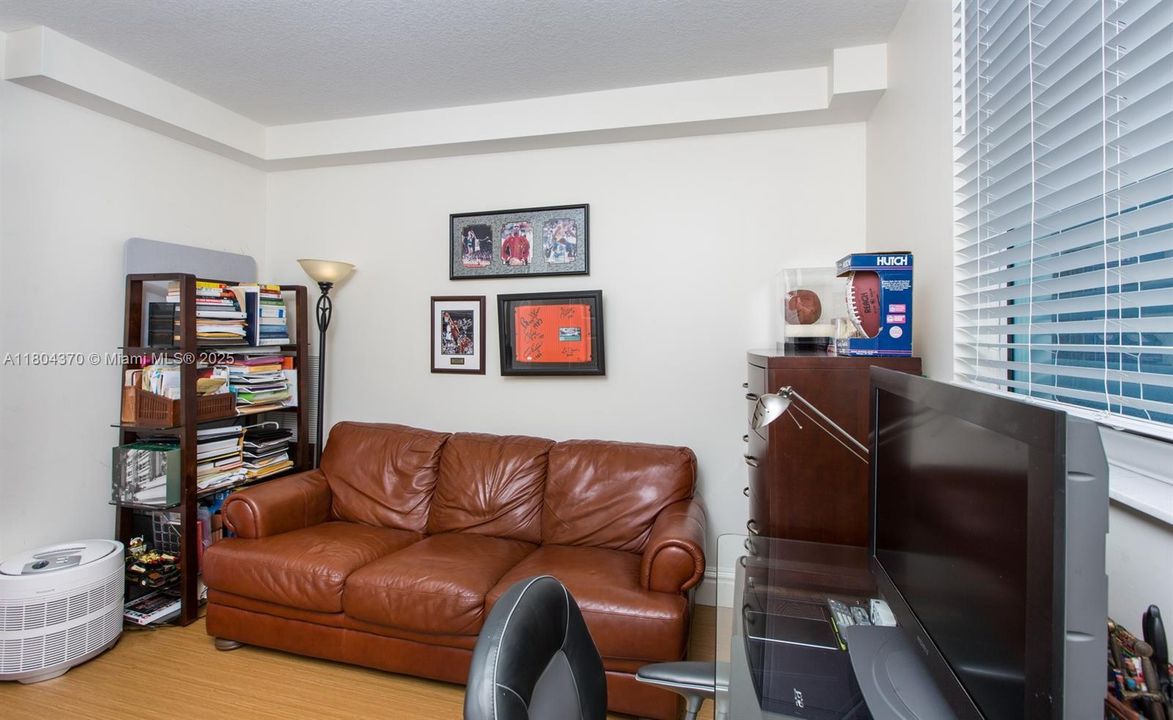 Vendido Recientemente: $788,500 (3 camas, 2 baños, 1551 Pies cuadrados)