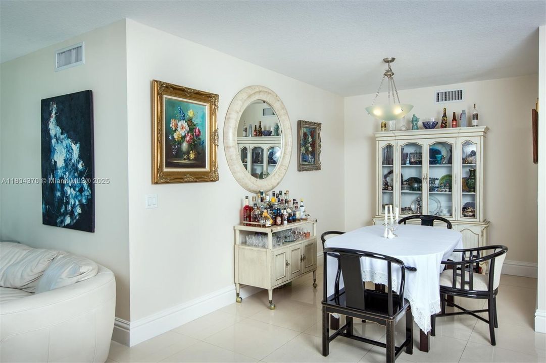 Vendido Recientemente: $788,500 (3 camas, 2 baños, 1551 Pies cuadrados)