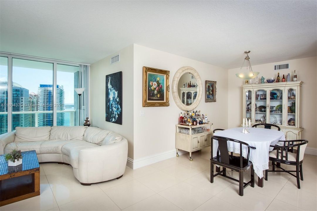 Vendido Recientemente: $788,500 (3 camas, 2 baños, 1551 Pies cuadrados)