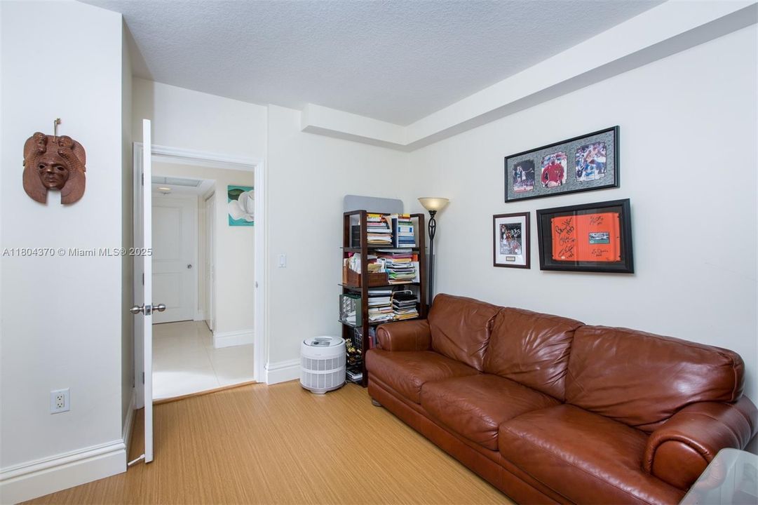 Vendido Recientemente: $788,500 (3 camas, 2 baños, 1551 Pies cuadrados)