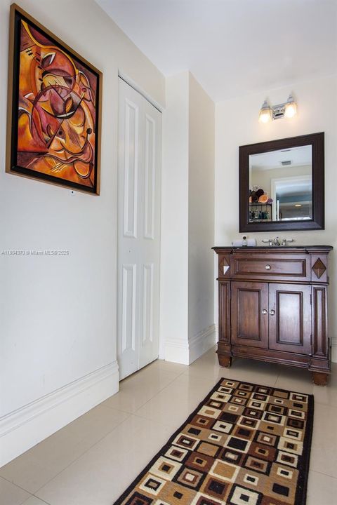 Vendido Recientemente: $788,500 (3 camas, 2 baños, 1551 Pies cuadrados)