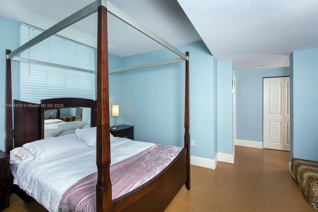 Vendido Recientemente: $788,500 (3 camas, 2 baños, 1551 Pies cuadrados)