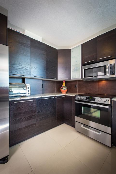 Vendido Recientemente: $788,500 (3 camas, 2 baños, 1551 Pies cuadrados)