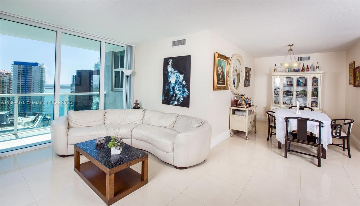 Vendido Recientemente: $788,500 (3 camas, 2 baños, 1551 Pies cuadrados)