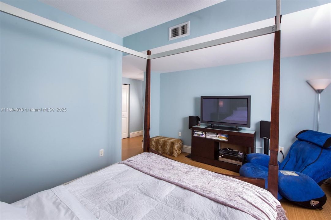 Vendido Recientemente: $788,500 (3 camas, 2 baños, 1551 Pies cuadrados)