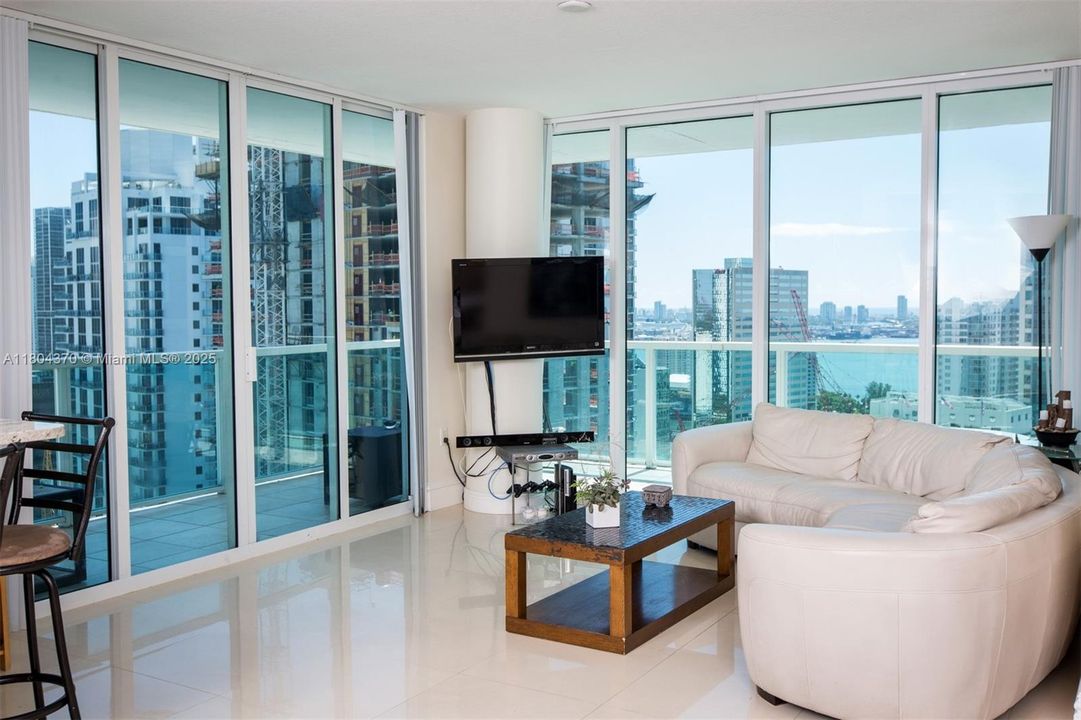 Vendido Recientemente: $788,500 (3 camas, 2 baños, 1551 Pies cuadrados)