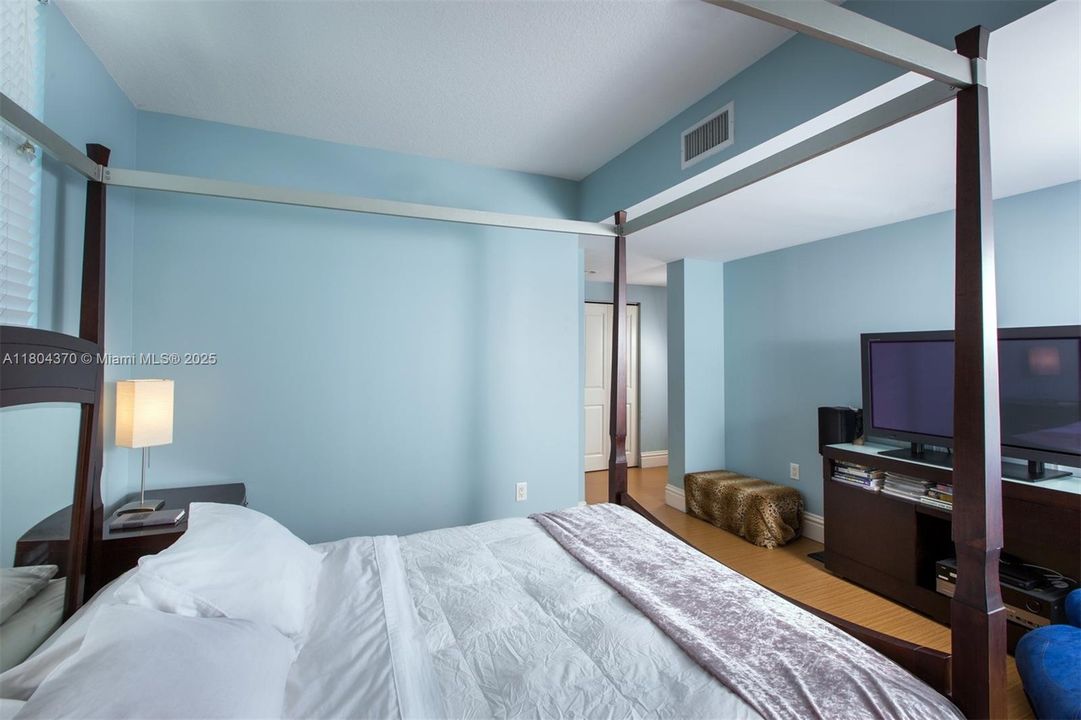 Vendido Recientemente: $788,500 (3 camas, 2 baños, 1551 Pies cuadrados)