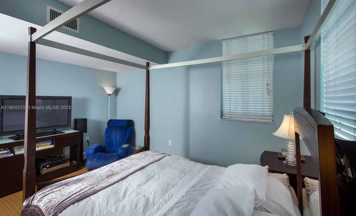 Vendido Recientemente: $788,500 (3 camas, 2 baños, 1551 Pies cuadrados)