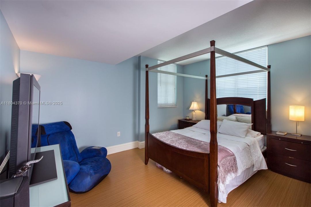 Vendido Recientemente: $788,500 (3 camas, 2 baños, 1551 Pies cuadrados)