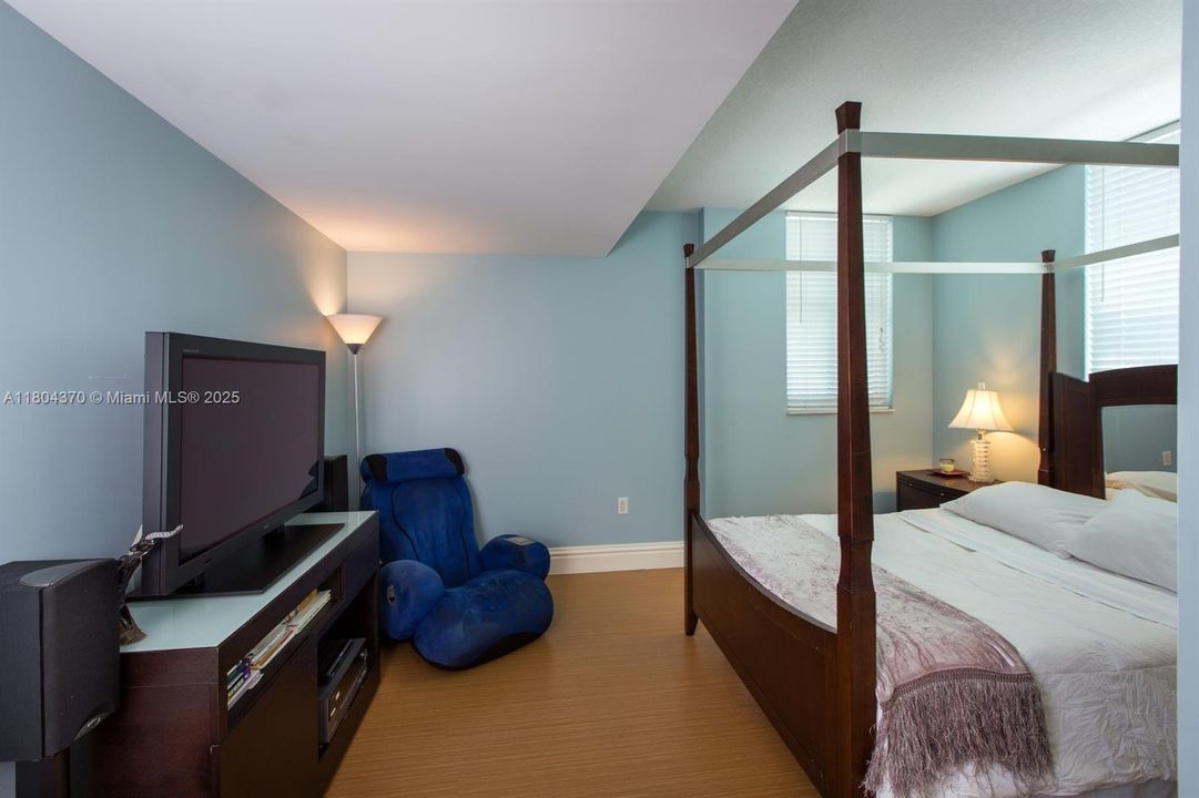 Vendido Recientemente: $788,500 (3 camas, 2 baños, 1551 Pies cuadrados)