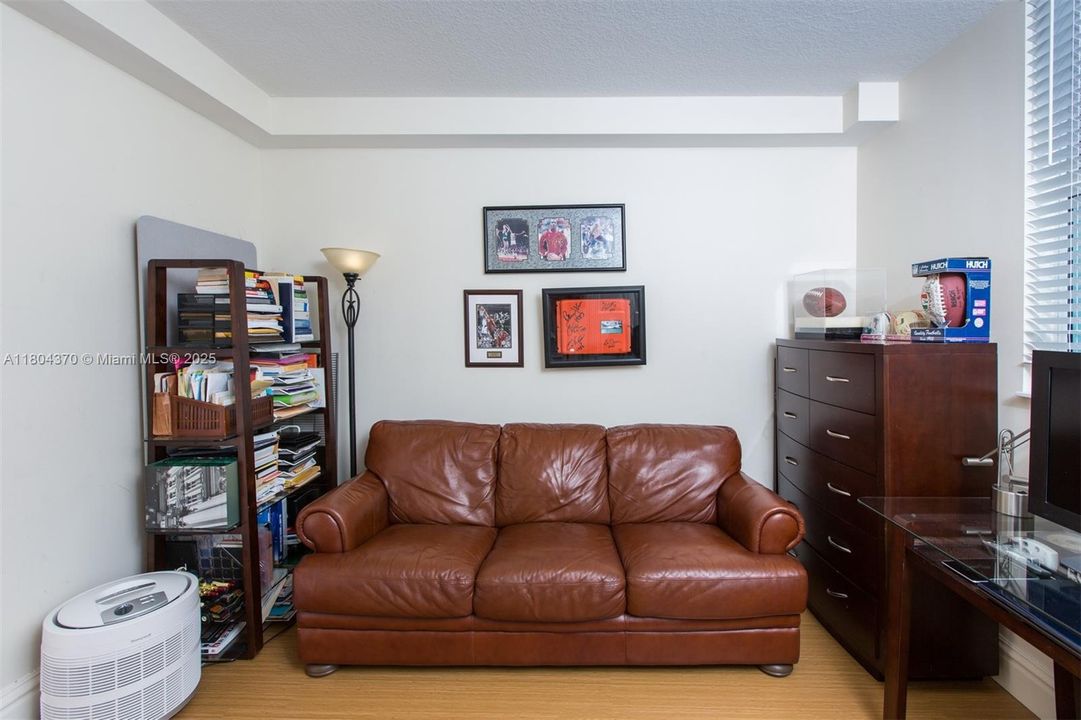 Vendido Recientemente: $788,500 (3 camas, 2 baños, 1551 Pies cuadrados)