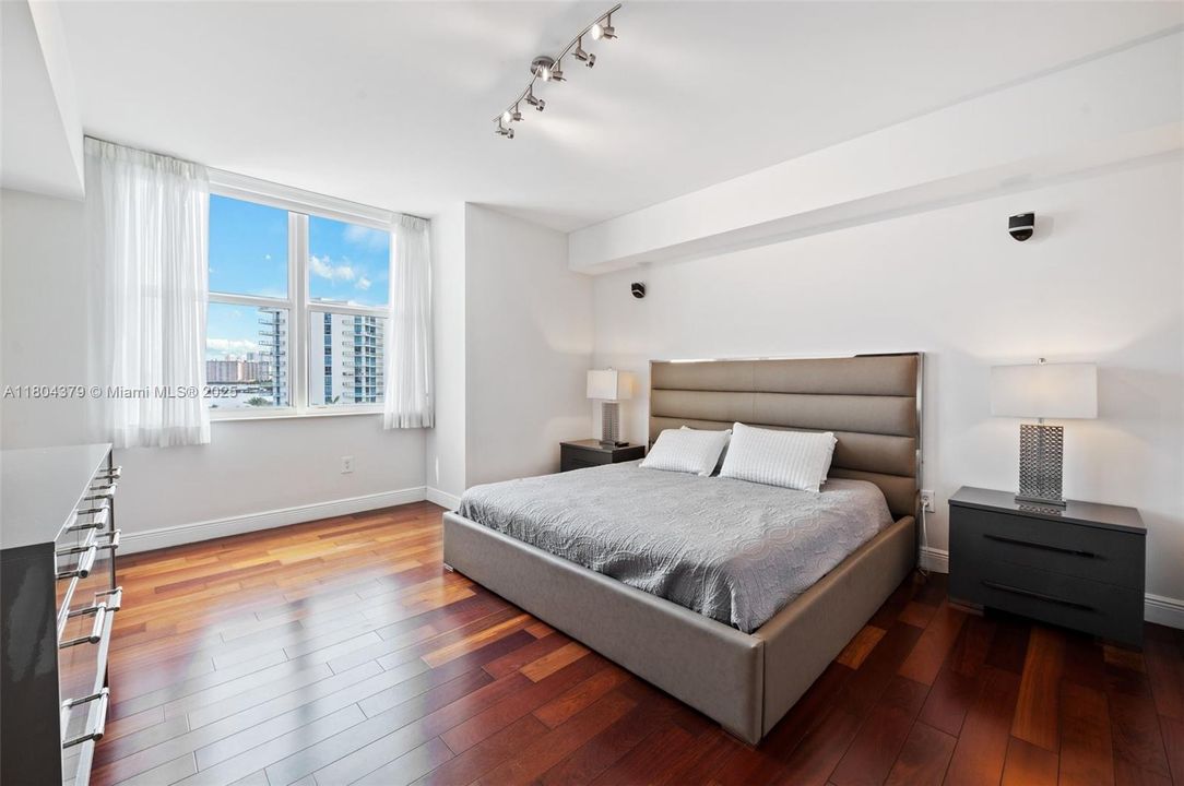 待售: $710,000 (2 贝兹, 2 浴室, 1824 平方英尺)