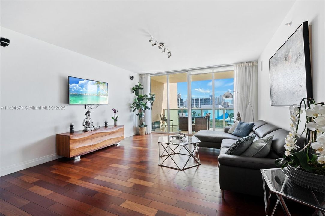 待售: $710,000 (2 贝兹, 2 浴室, 1824 平方英尺)