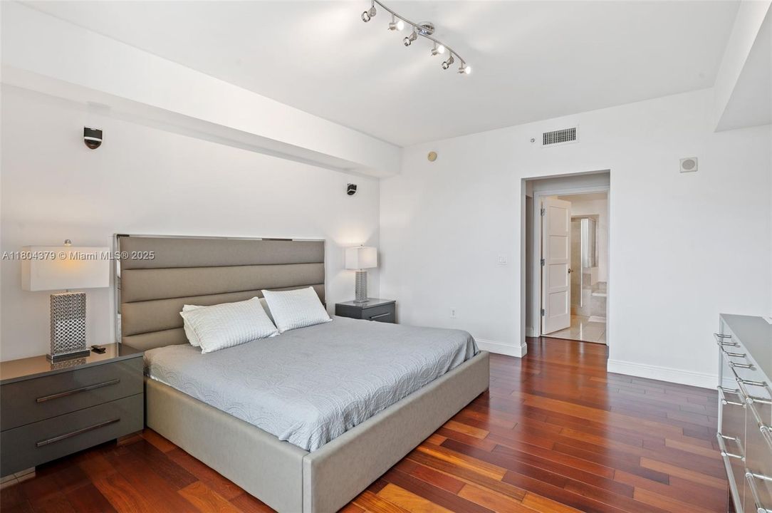 待售: $710,000 (2 贝兹, 2 浴室, 1824 平方英尺)