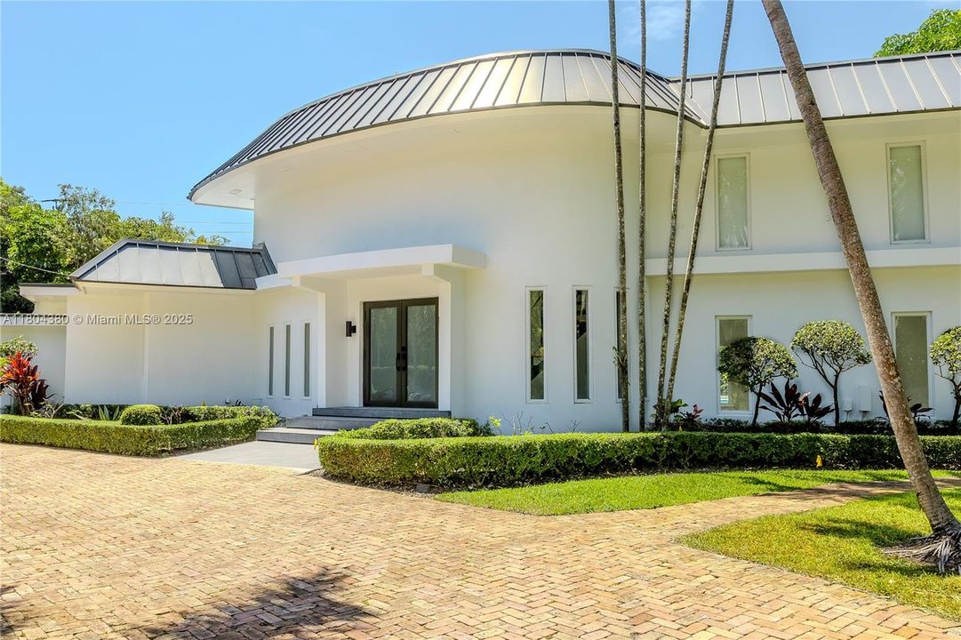 For Sale: $3,599,000 (6 beds, 5 baths, 4825 Square Feet)