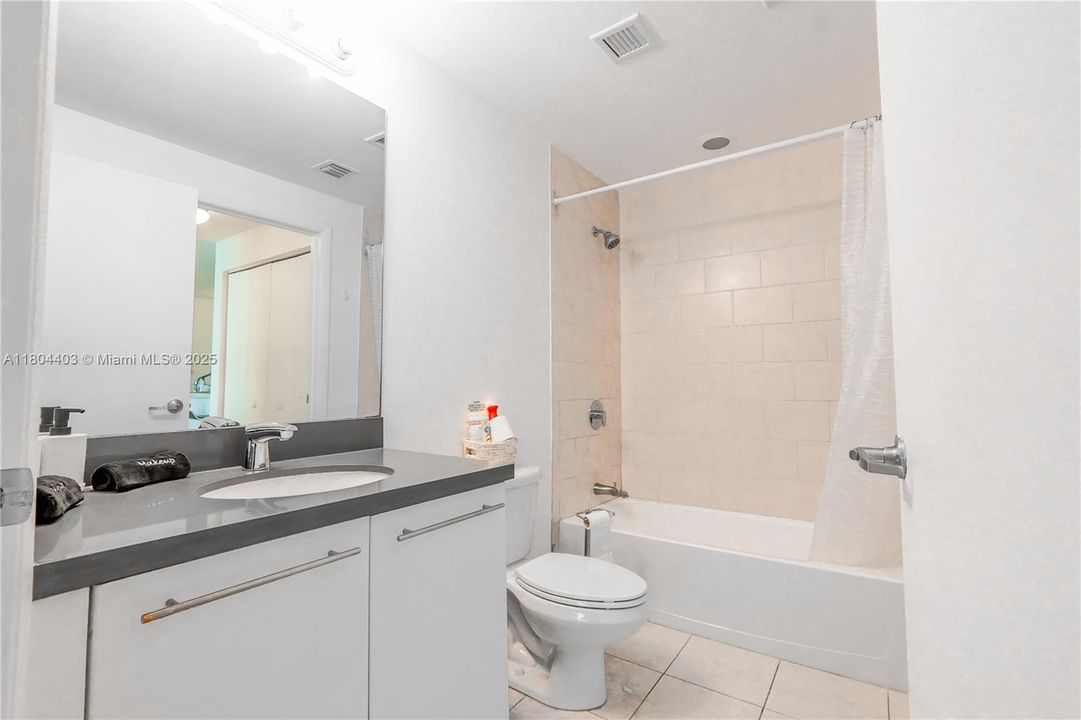 Vendido Recientemente: $550,000 (2 camas, 2 baños, 1093 Pies cuadrados)