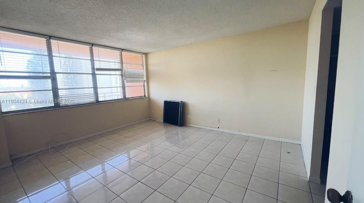 Active With Contract: $125,000 (1 beds, 1 baths, 790 Square Feet)