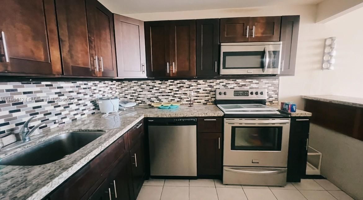 Active With Contract: $125,000 (1 beds, 1 baths, 790 Square Feet)