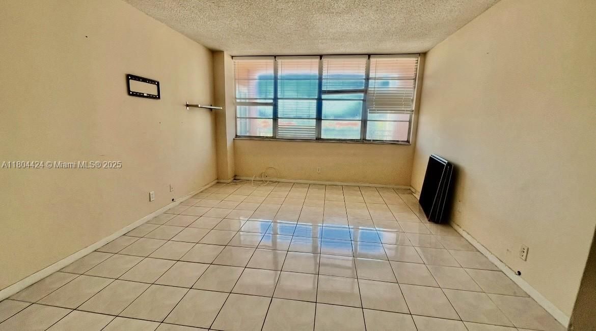 Active With Contract: $125,000 (1 beds, 1 baths, 790 Square Feet)