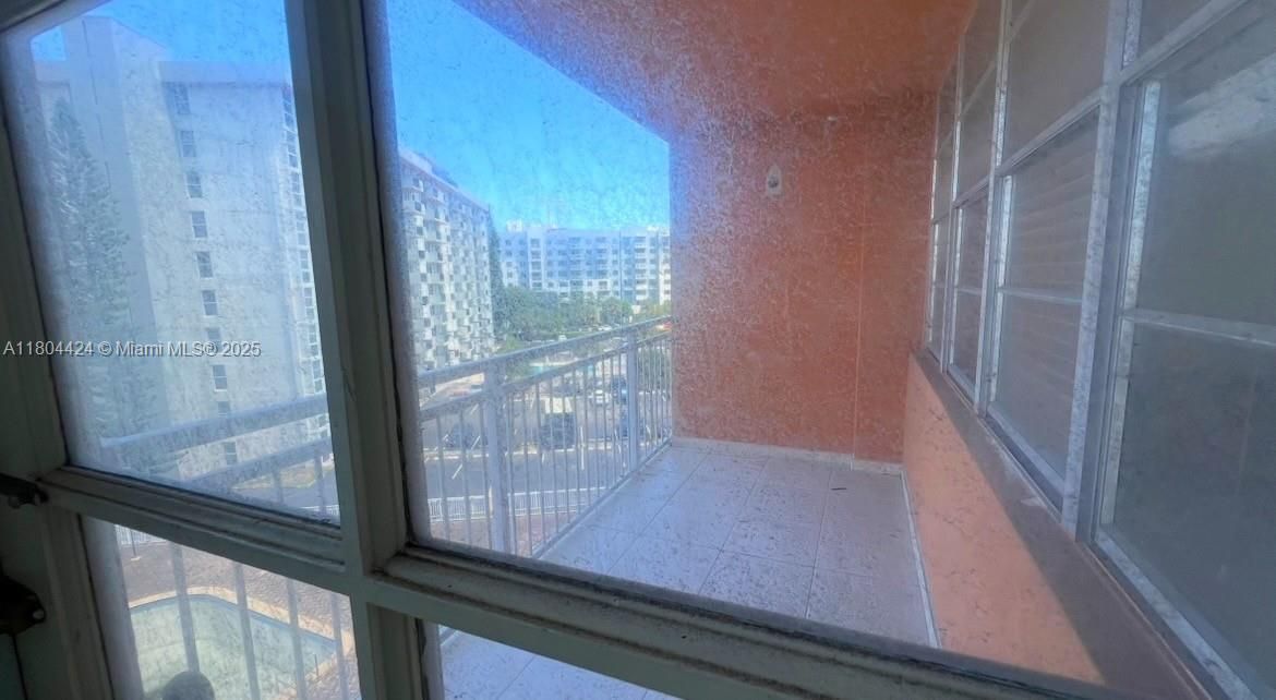 Active With Contract: $125,000 (1 beds, 1 baths, 790 Square Feet)