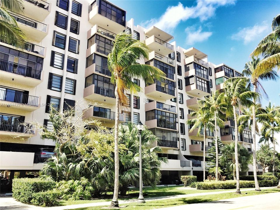 For Sale: $915,000 (2 beds, 2 baths, 1311 Square Feet)